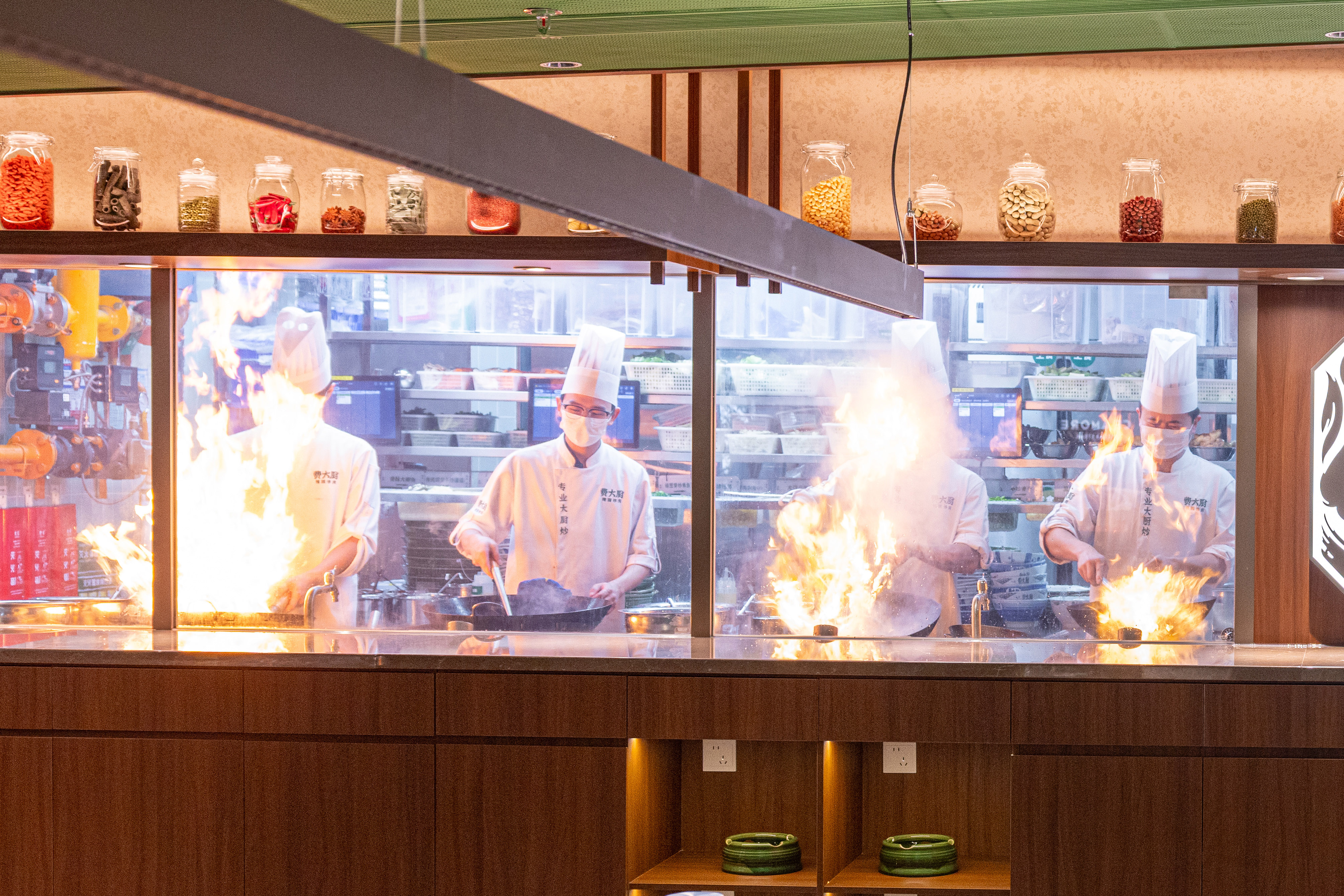 革新餐饮体验从厨房到餐桌全程可视化CQ9传奇电子费大厨深圳明档厨房